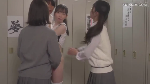 校服 · 站立 · 中景 · 多人 · 更衣室 · 储物柜 · 惊恐 · 欺负