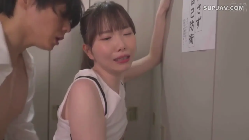白色背心 · 更衣室 · 储物柜 · 想哭 · 后入式前奏 · 女优面部表情特写 · 墙上有防身提示标语