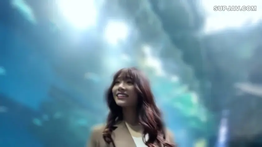 站姿 · 半身 · 水族馆 · 休闲西装