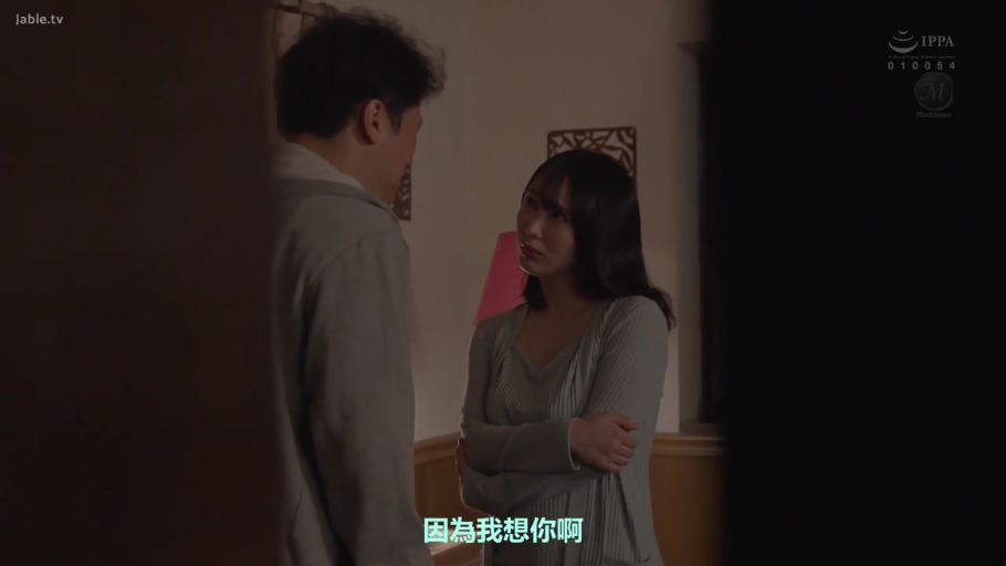 专注 · 卧室 · 灰色长袖衫 · 人物半身特写 · 室内光线昏暗
