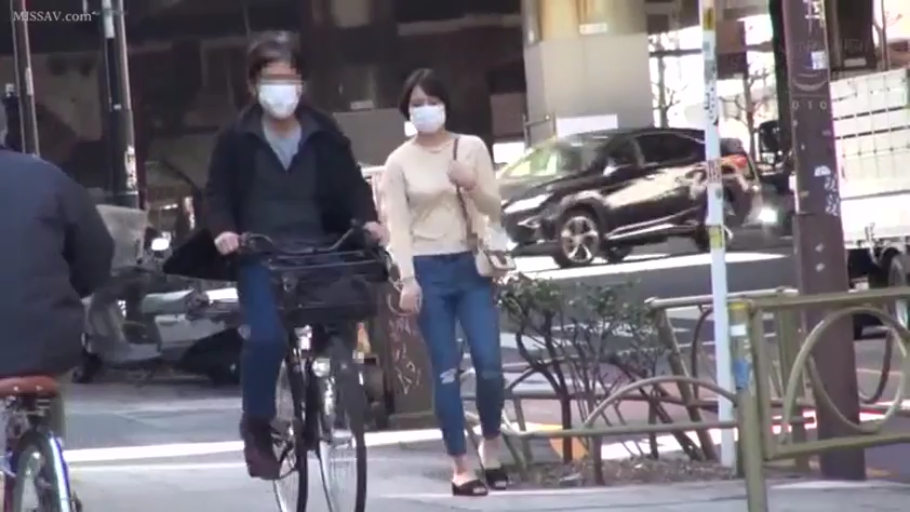人行道 · 浅色针织衫 · 自行车 · 无表情