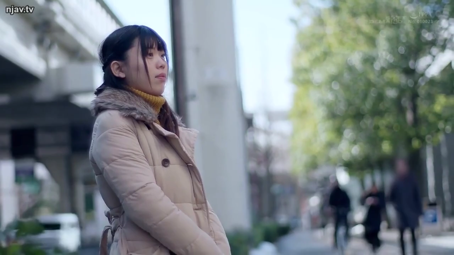 面部 · 站立 · 平静 · 街道 · 观望 · 影视截图 · 羽绒服