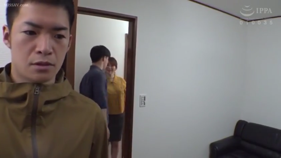 部屋 · 交谈 · 黄色长袖衬衫 · 前景男子面部特写