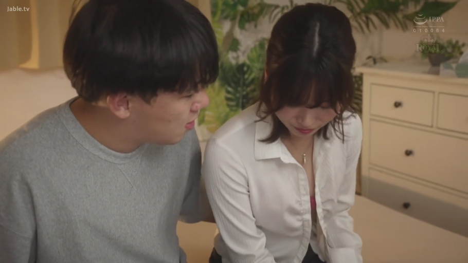 坐姿 · 交谈 · 卧室 · 白衬衫 · 半身 · 抽屉柜 · 害羞 · 日系