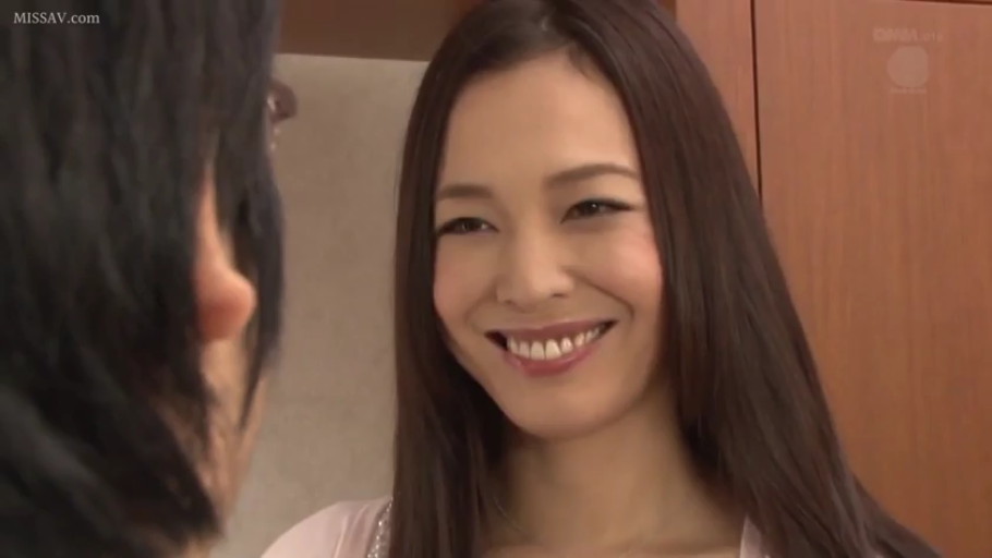 室内 · 微笑 · 面部特写 · 注视 · 粉色上衣 · 面对面 · 长发熟女