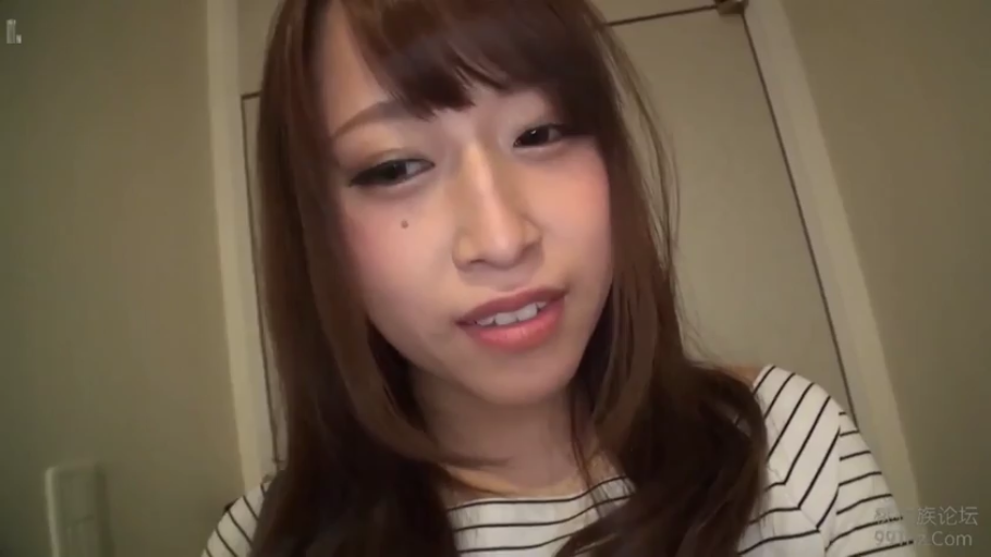 室内 · 微张嘴 · 眼睛特写 · 条纹T恤