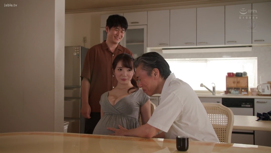 慈祥 · 灰色深V领上衣 · 家庭厨房 · 怀孕细节 · 孕妇上半身及腹部特写