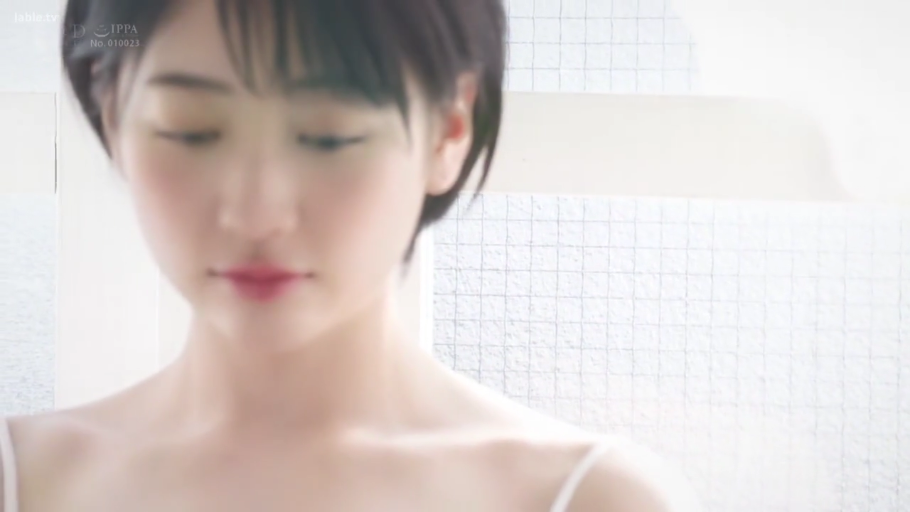 室内 · 含蓄 · 锁骨特写 · 白色吊带背心 · 光线明亮