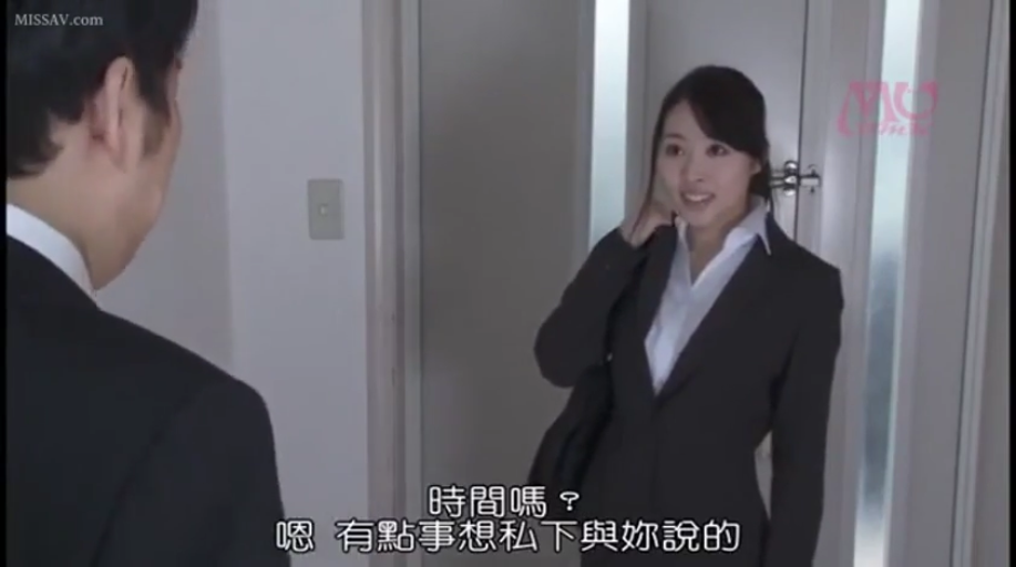 办公室 · 深色职业西装 · 中文字幕 · 公文包 · 微笑着说话 · 女性面部