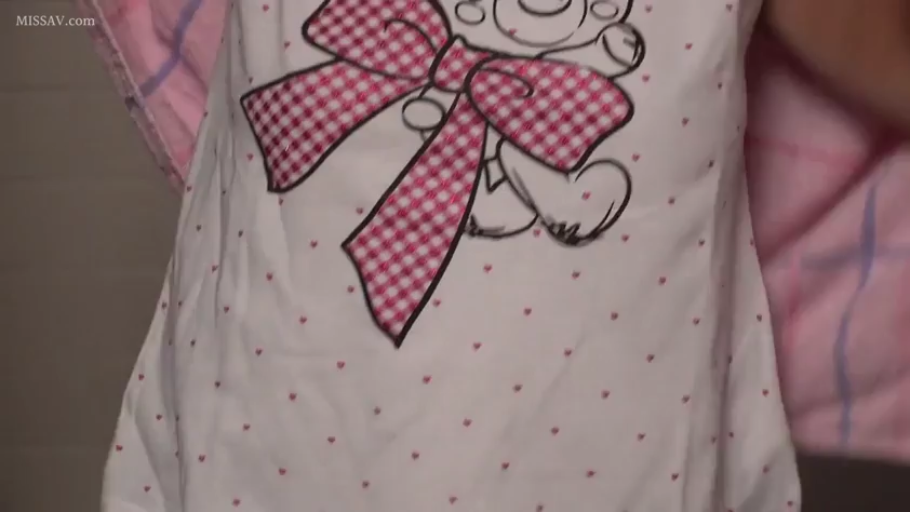 卧室 · 站立 · 展示 · 躯干 · 水印 · 睡衣 · 被子