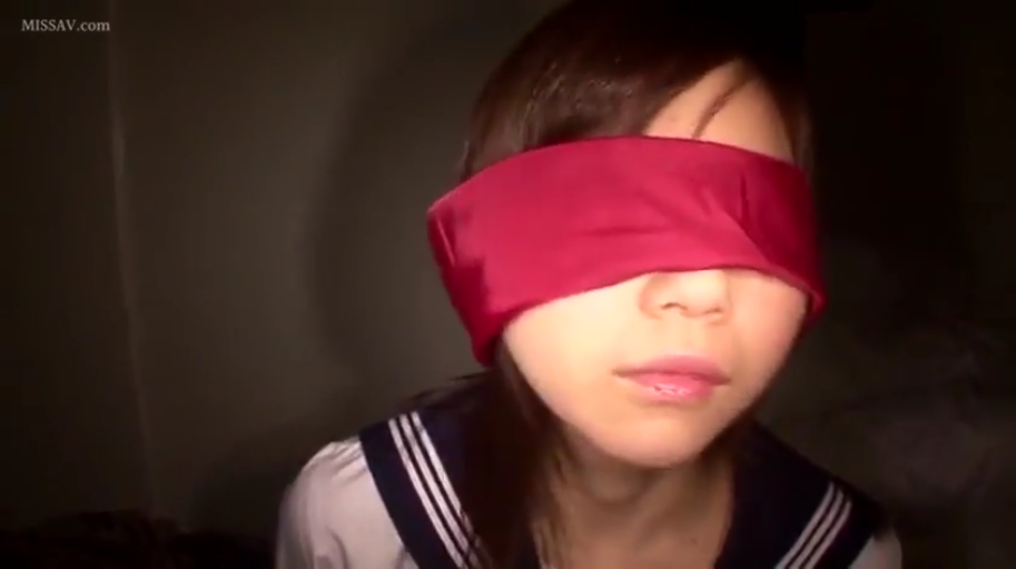 室内 · 脸部特写 · 无助 · 学生制服 · 红色布制眼罩