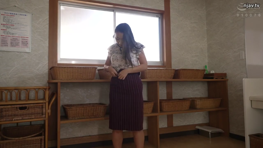 站姿 · 全景 · 更衣室 · 花纹上衣 · 解开裙子