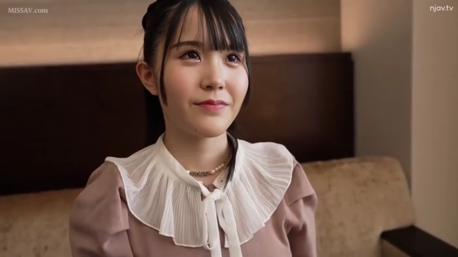 坐姿 · 脸部特写 · 微笑 · 注视 · 房间 · 棕色淑女装