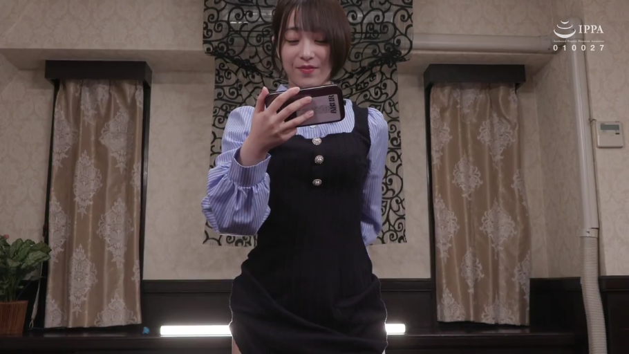 卧室 · 微笑 · 上半身特写 · 手机 · 黑色背心连衣裙