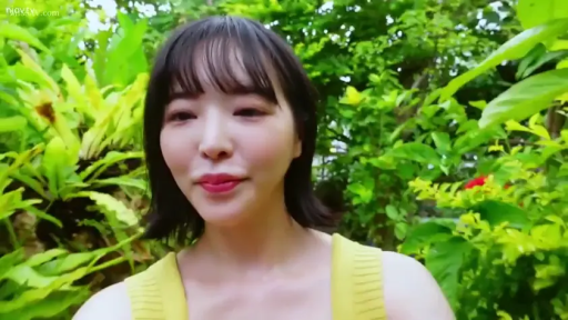 面部特写 · 户外 · 正面 · 黄色无袖背心