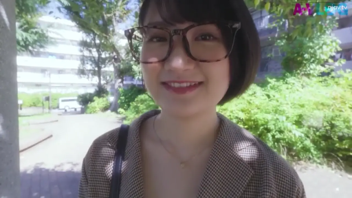 眼镜 · 站立 · 微笑 · 面对镜头 · 面部特写 · 户外 · 短发 · 格纹西装