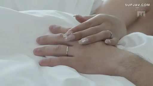 裸体 · 床上 · 抚摸 · 美甲 · 戒指 · 手部特写 · 叠手