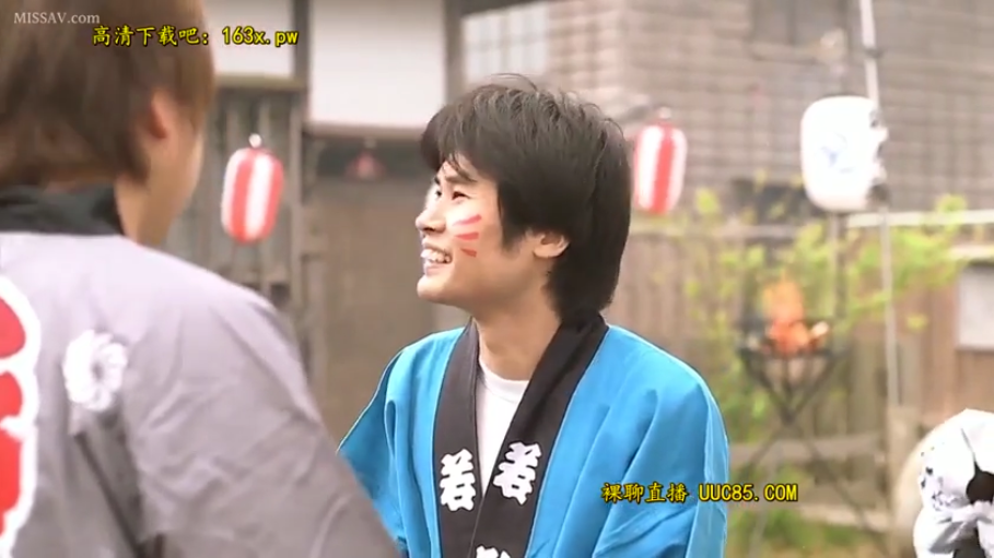 兴奋 · 日本祭典现场 · 人物侧脸特写 · 祭典服饰 · 脸部彩绘 · 背景有日式灯笼