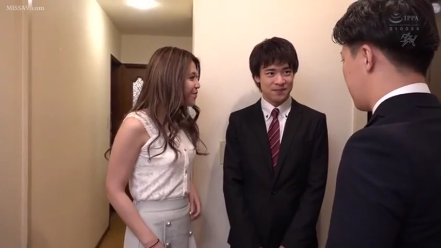 玄关 · 交谈 · 站立 · 中景 · 微笑 · 多人 · 无袖蕾丝上衣