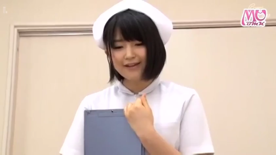 室内 · 白色护士服 · 温柔 · 面部特写 · 记录板