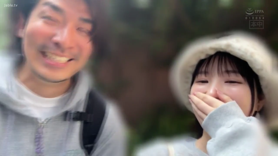 自拍镜头 · 树林 · 开心 · 人物面部特写 · 白色渔夫帽 · 渔夫帽