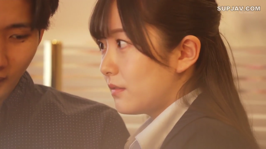 若有所思 · 办公室 · 深色西装外套 · 女演员侧脸特写