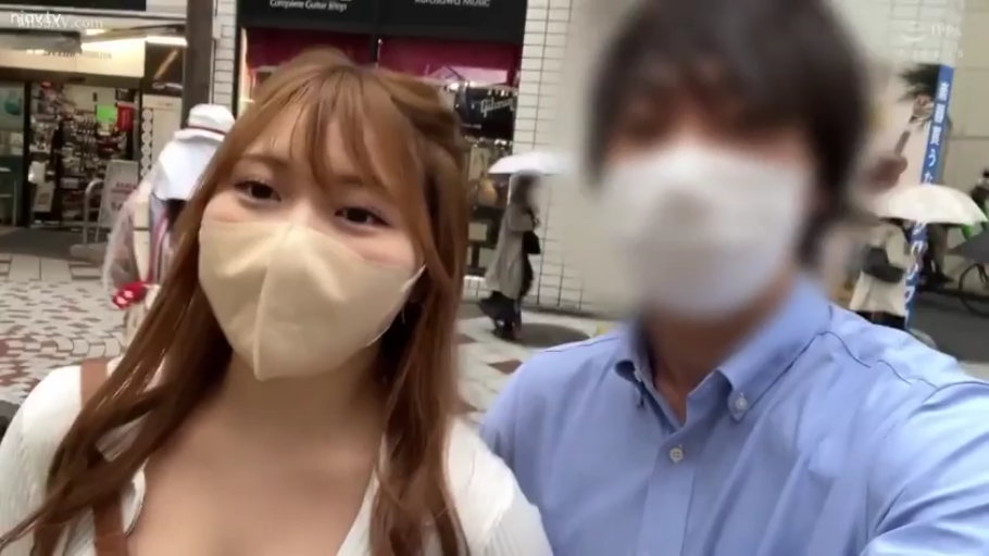 自然放松 · 街道 · 口罩 · 白色针织上衣 · 女性胸部特写 · 行人模糊处理