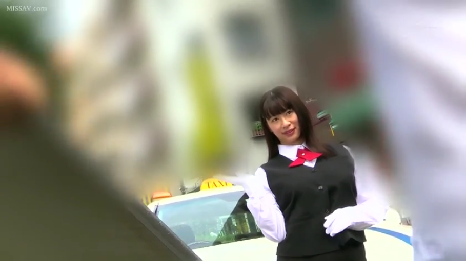 出租车司机制服 · 出租车外 · 职业微笑 · 白色手套 · 人物半身特写 · 背景有出租车标识