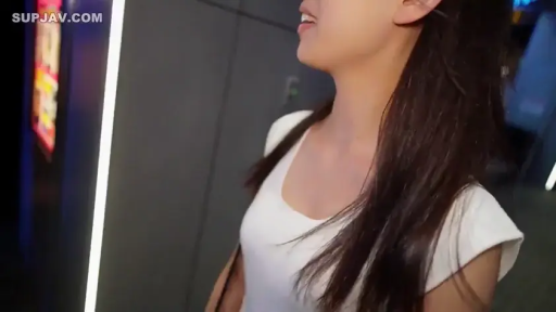 侧脸特写 · 自然微笑 · 夜晚街道 · 灯光昏暗 · 白色圆领短袖