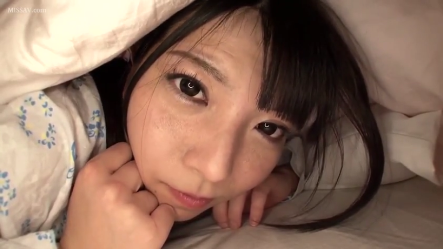 眼睛特写 · 床上 · 带点羞涩 · 睡衣 · 被子
