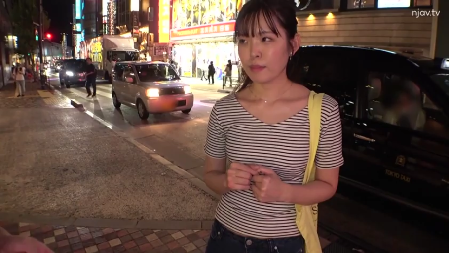 ストライプTシャツ · 面部表情特写 · 略显犹豫 · 夜晚闹市区 · 单肩布包 · 背景有汽车和招牌灯光
