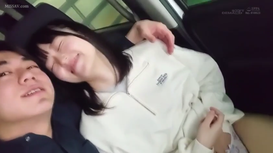 中景 · 微笑 · 车内 · 亲昵 · 自拍视角 · 依偎 · 白色卫衣