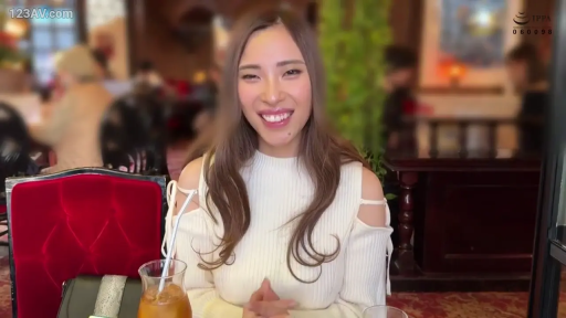 中景 · 餐厅 · 长发 · 端坐 · 喜悦 · 微笑面对镜头 · 饮料杯 · 白色露肩针织衫