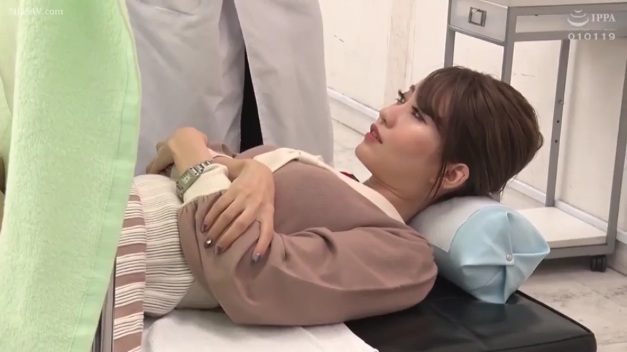 诊所 · 配合 · 医疗器械 · 针织上衣 · 无 · 头部及上半身侧拍