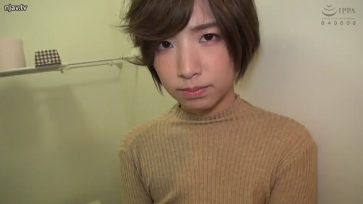 室内 · 脸部特写 · 短发 · 正面 · 无表情 · 针织高领衫