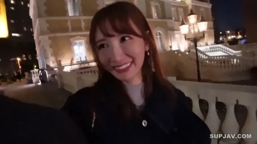 站姿 · 微笑 · 面部特写 · 交流 · 户外 · 夜景 · 深色外套