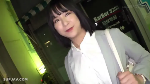 面部 · 站立 · 微笑 · 职业装 · 手提包 · 对视 · 户外 · 短发