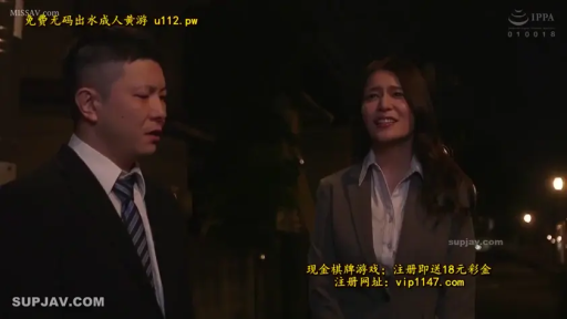 交谈中 · 领带 · 夜间街道 · 背景黑暗 · 中景镜头
