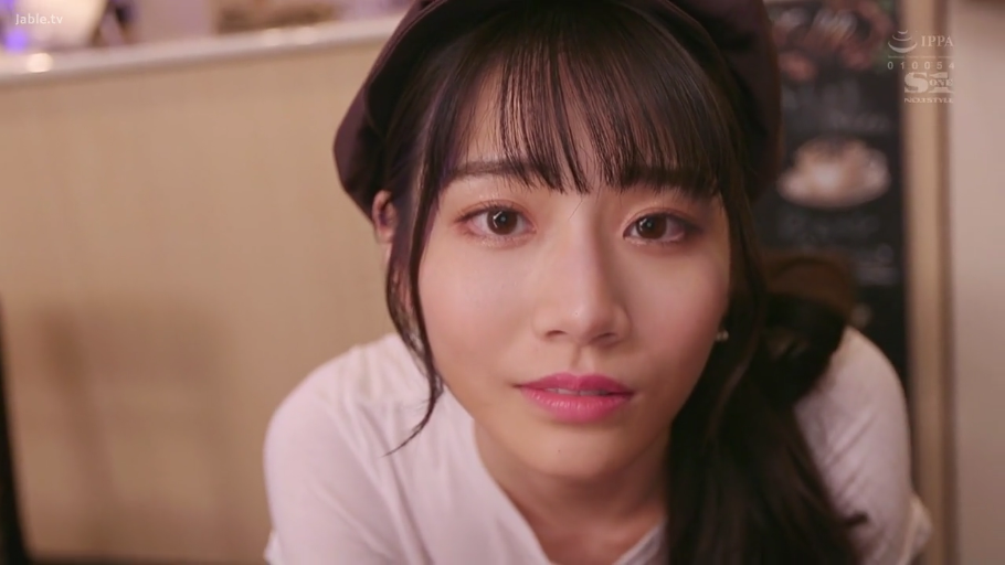 室内 · 脸部特写 · 诱惑 · 凝视 · 白色T恤 · 前倾