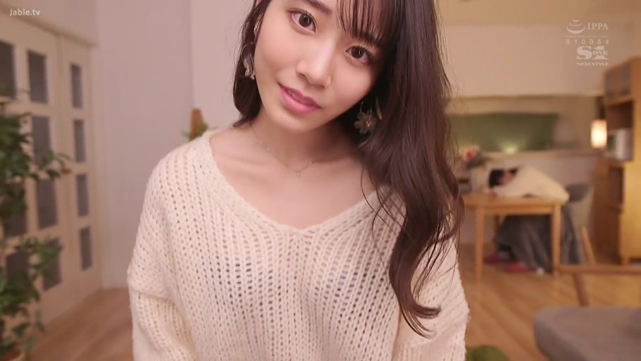 微笑 · 注视镜头 · 室内客厅 · 前倾 · 米色针织衫 · 半身近景