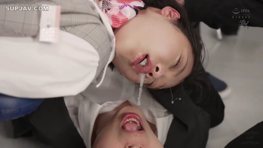 室内 · 销魂 · 仰卧 · 面部特写 · 垂涎 · OL制服 · 唾液