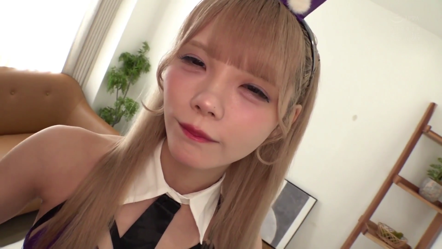 客厅 · 脸部特写 · 领带 · 兔耳发箍 · 半眯眼