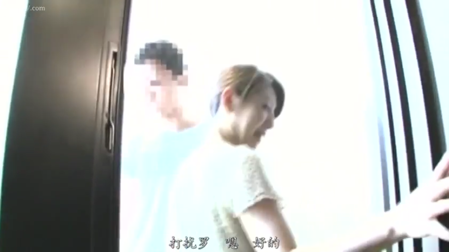 侧面中景 · 室内门口 · 浅色短袖上衣 · 后入式准备姿势 · 带有诱惑感的表情