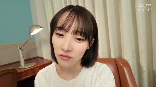 卧室 · 注视 · 脸部特写 · 台灯 · 白色针织衫 · 室内灯光
