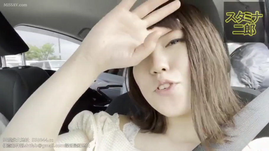 坐姿 · 脸部特写 · 面对镜头 · 自然 · 白色蕾丝上衣 · 车内 · 长发 · 安全带