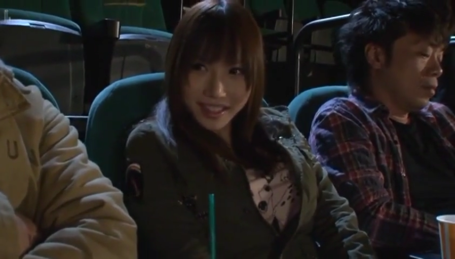 期待 · 映画館 · 印花内衬 · 女子面部特写 · 光线较暗