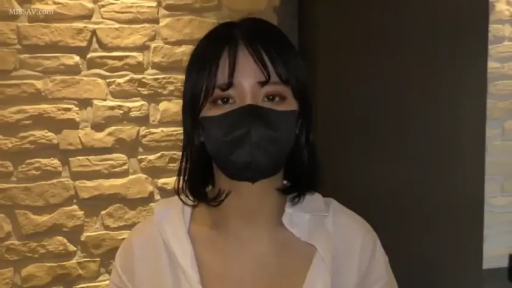 室内 · 脸部特写 · 凝视 · 白色衬衫 · 黑色口罩