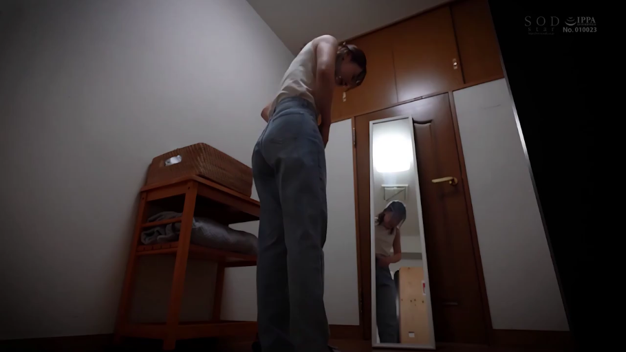 全身 · 卧室 · 站立 · 自然 · 牛仔裤 · 偷拍视角 · 镜子 · 照镜子