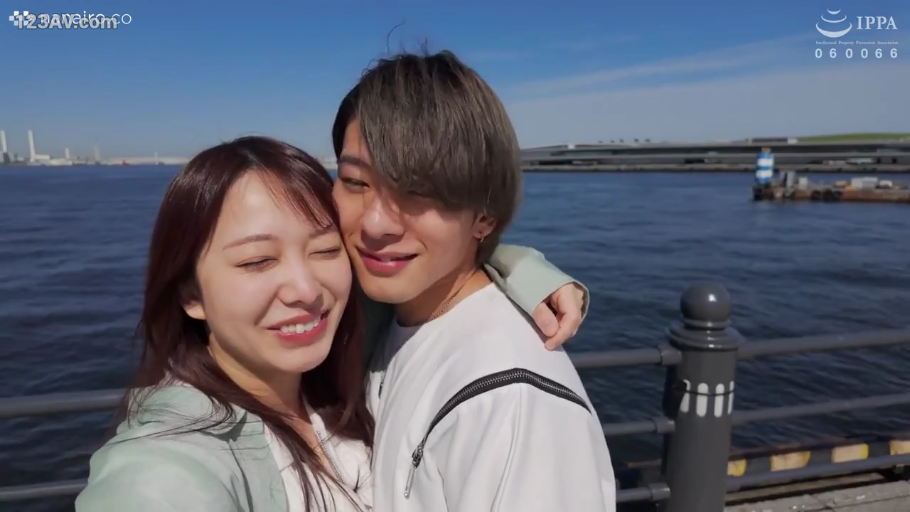 海边 · 晴天 · 幸福表情 · 浅色休闲外套 · 两人面部特写