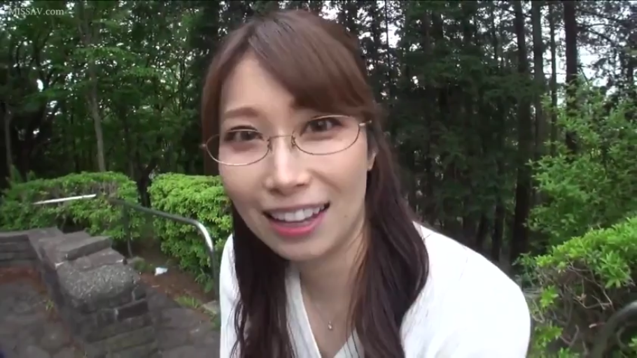 站立 · 面部特写 · 白色上衣 · 户外